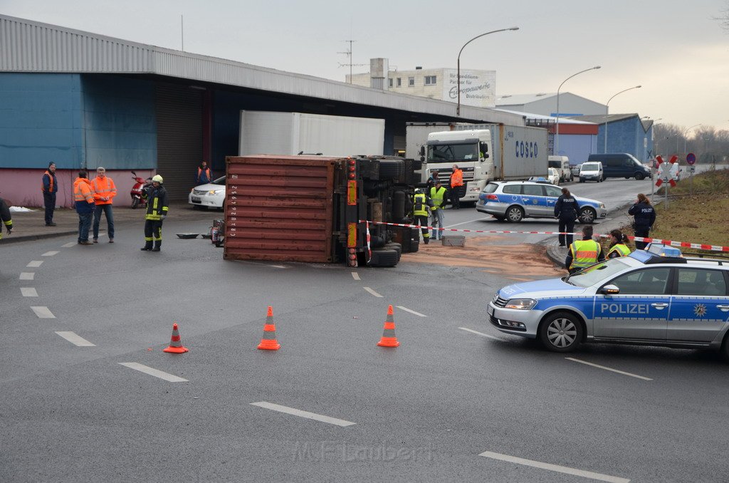 LKW umgestuerzt Niehler Hafen P015.JPG